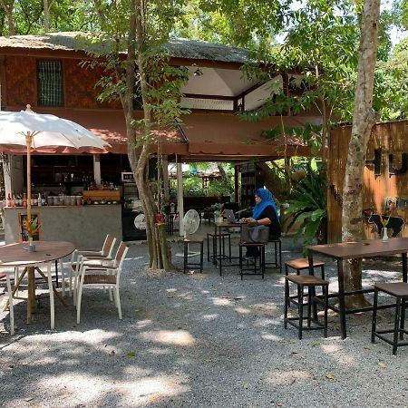 Hug Rimtharn Hotel Ban Khao Klom ภายนอก รูปภาพ